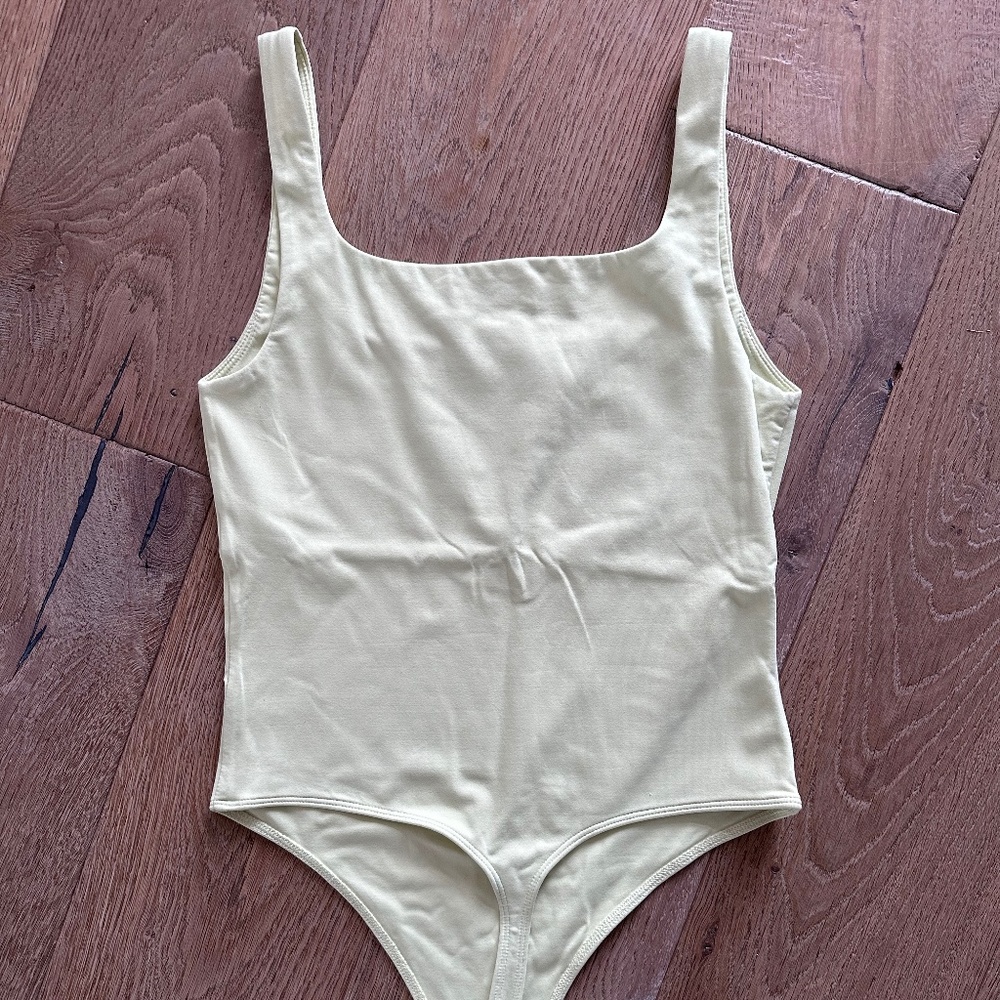 Babaton Contour Squareneck Bodysuit pastel lime green